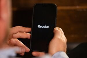 Entérate qué es Revolut y cómo retirar tus dólares hacia Vita