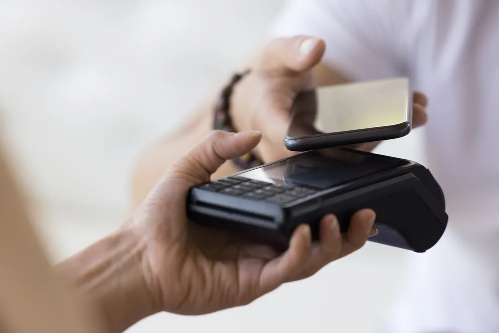 ¿Qué es un pago sin contacto y cómo funciona?