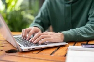 ¿Cómo retirar dinero de Upwork en Chile sin altas comisiones?